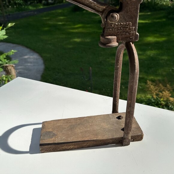 #1918 VINTAGE BOTTLE CAPPER  FOR BEER, ROOT BEER ETC - Picture 6 of 11